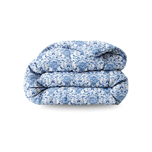 Het Zelesta Wonderbed - Old Dutch is een anti-allergisch dekbed, netjes opgevouwen en weergegeven op een witte achtergrond met een blauw bloemenpatroon.