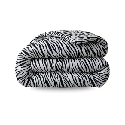 Het Zelesta Wonderbed - Zebra Skin is een gevouwen dekbed met een zwart-wit zebrastreeppatroon, met anti-allergische eigenschappen en wasbare stof voor gemakkelijke verzorging en frisheid.