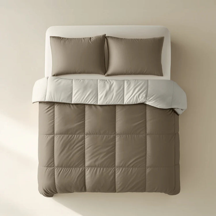 Een bed dat is opgemaakt met een dekbed zonder overtrek van Zelesta.